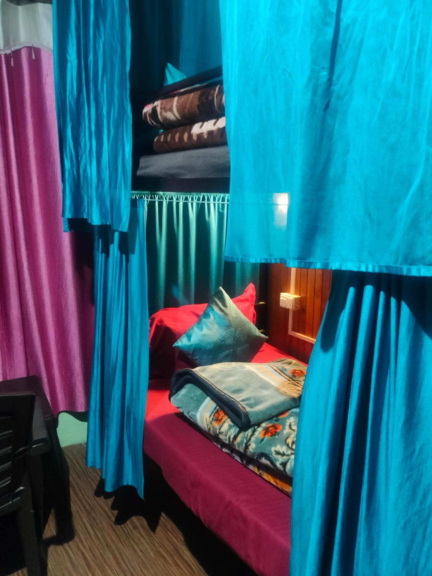 Non Stop Cafe Hostel & Stay Маналі Номер фото