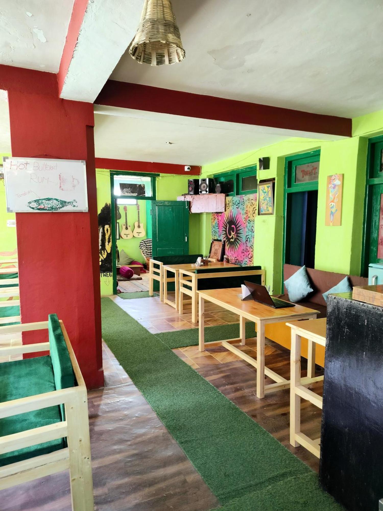 Non Stop Cafe Hostel & Stay Маналі Екстер'єр фото