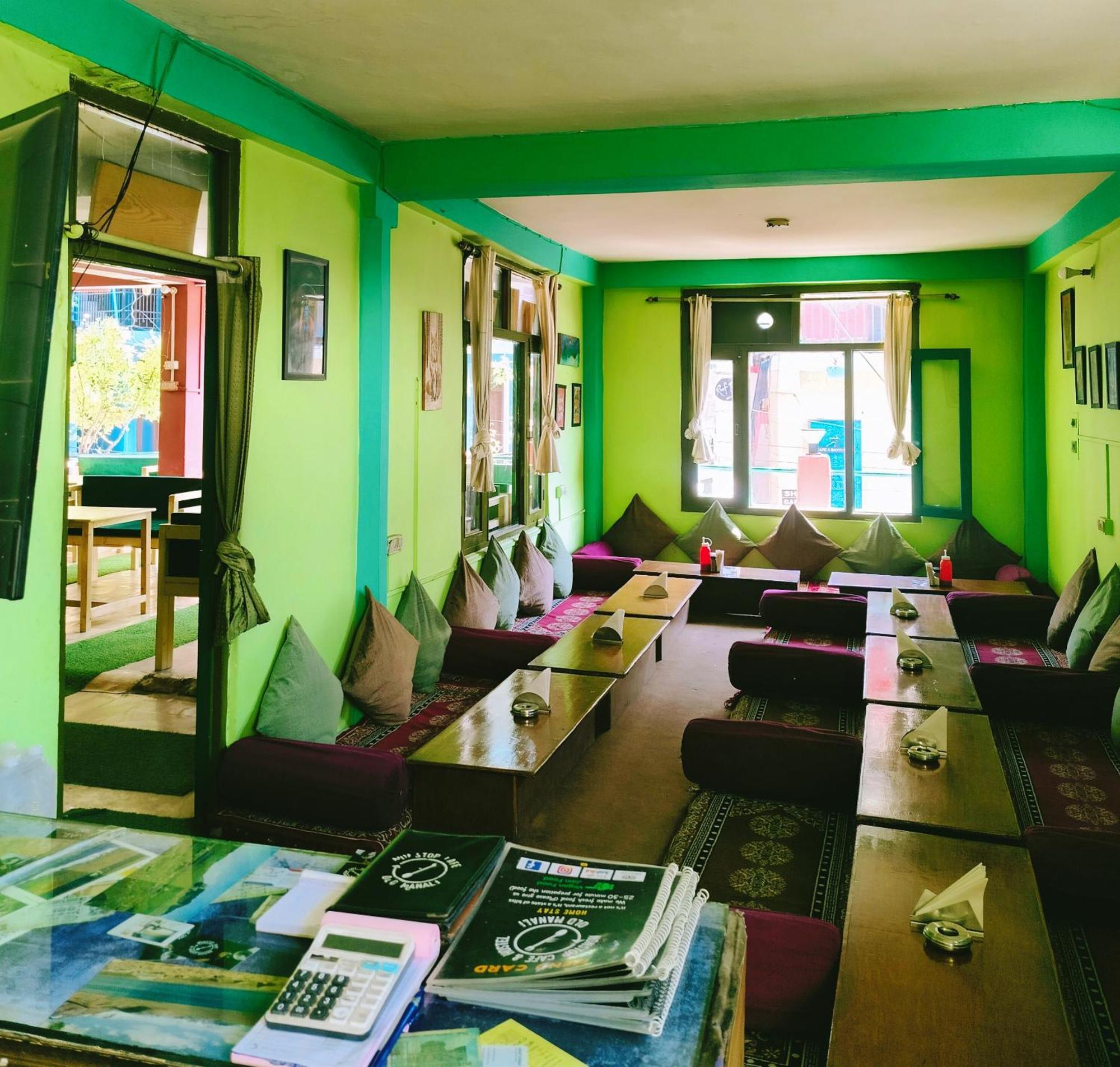 Non Stop Cafe Hostel & Stay Маналі Екстер'єр фото